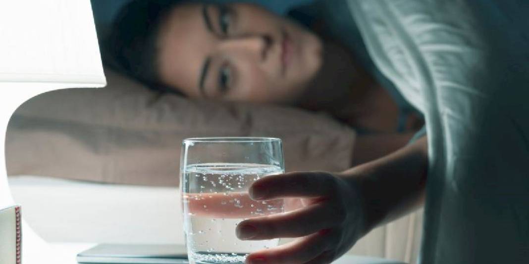 Sürekli susamak sağlık sorunlarına işaret ediyor: Gece baş ucunuzdan suyu ayırmıyorsanız dikkat! 1